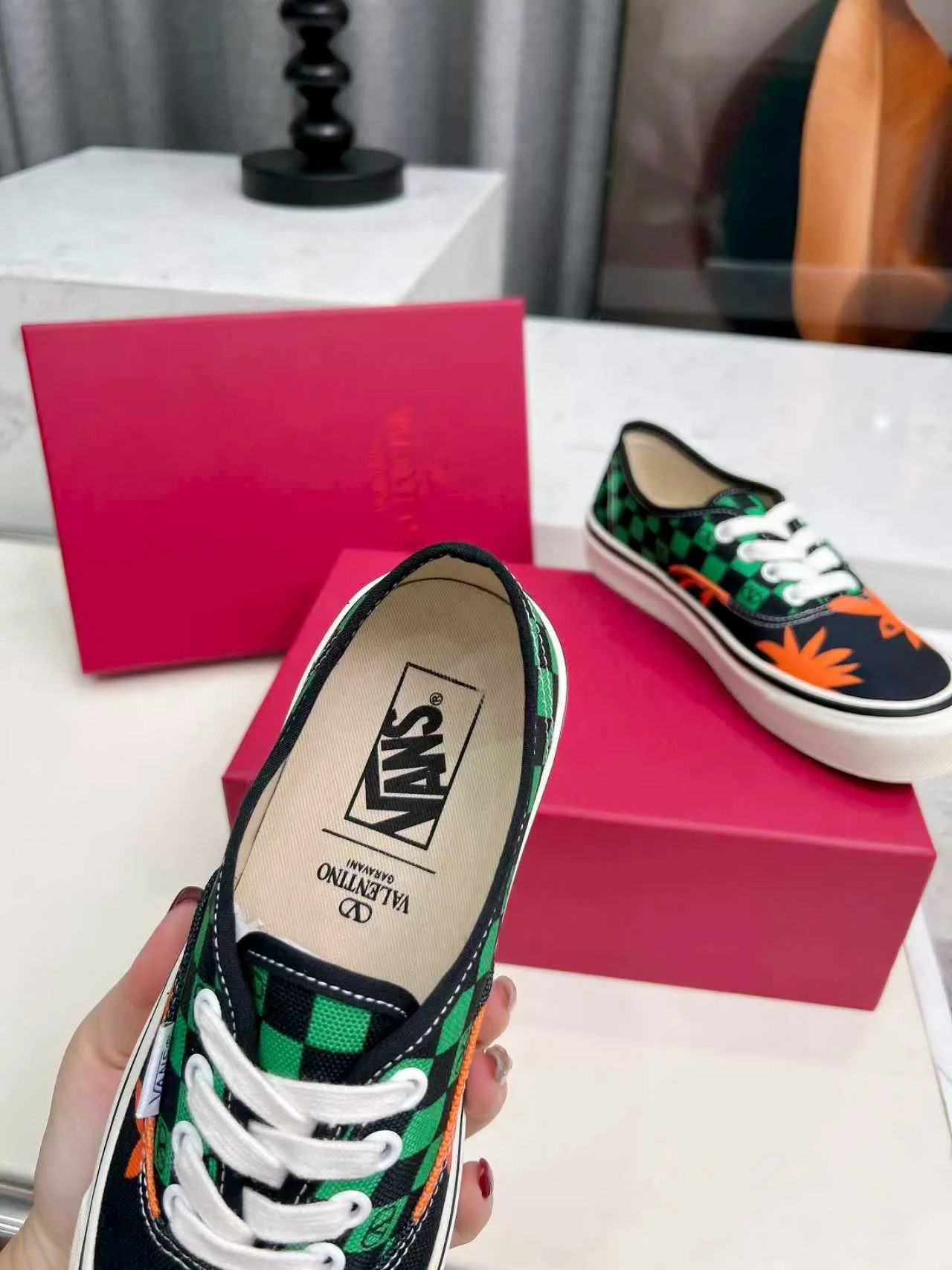[Valentino Giving classic shoes a personality that spans the ages. Many celebrities - Jolin Tsai. Yang Zi. Liu Wen. Ma Baiquan. Choi Soobin. freen. Song Zuer. JJ Lin. zel. Cecilia Cheung. shark. Xin Yunlai...same style.
